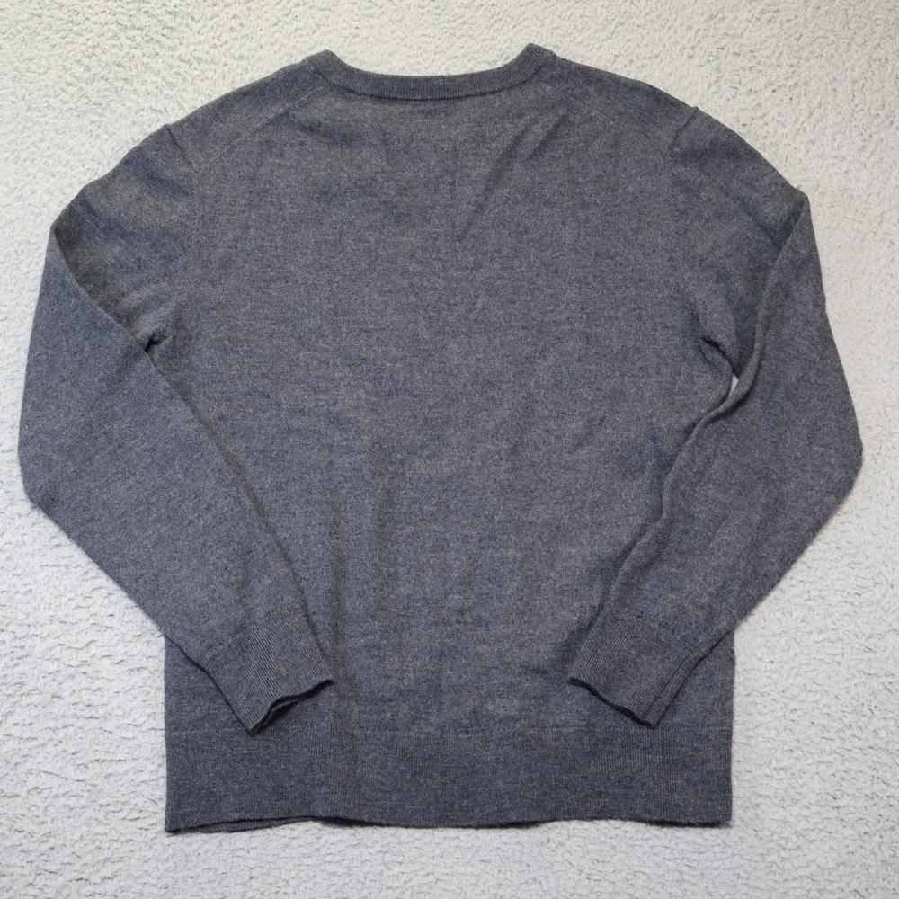 UNTUCKit Spitler V-Neck Sweater Mens Medium Gray Extrafine Merino Wool 40738